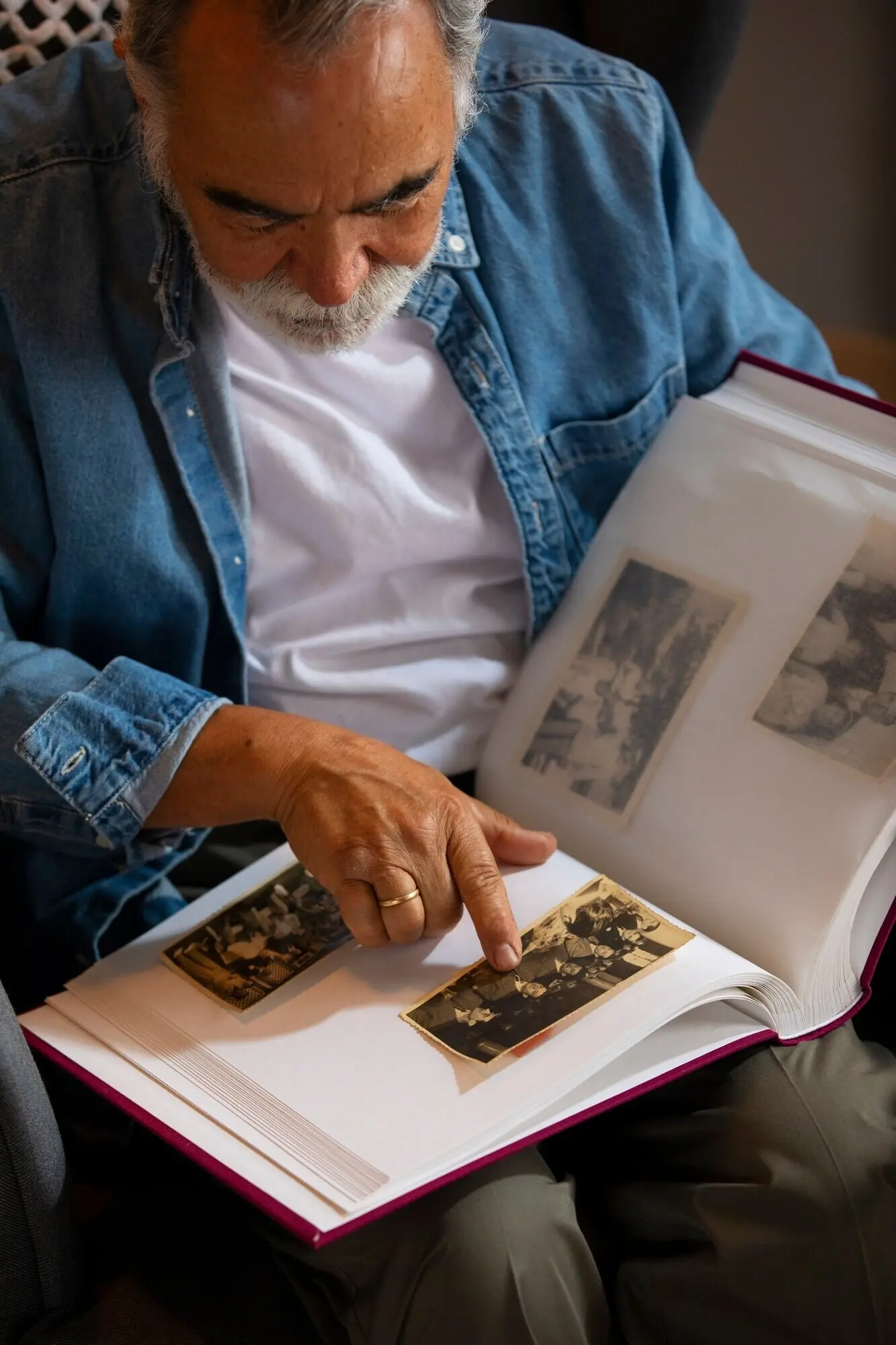 Люди просматривают фотоальбом.