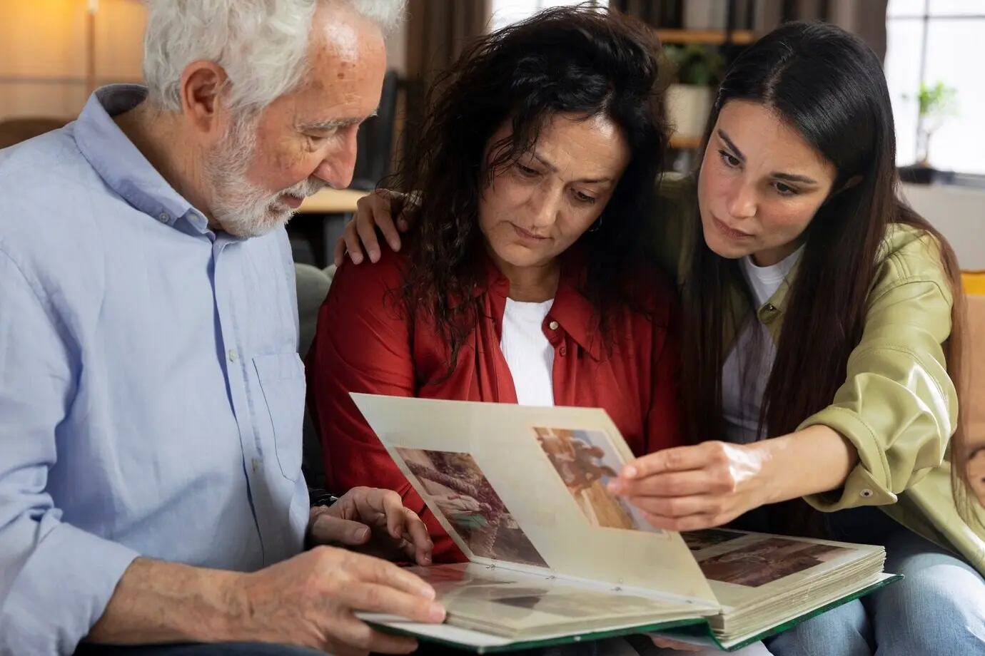 Люди рассматривают фотоальбомы
